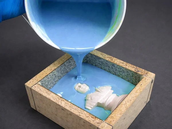 模具製作的矽膠灌注過程