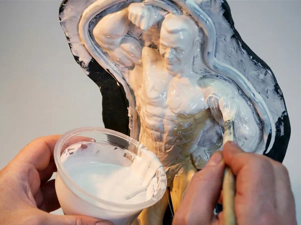 塗抹初始矽膠細節層以捕捉精細紋理